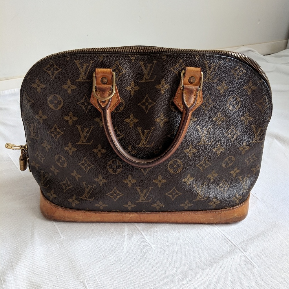 Item: Louis Vuitton Bag. Stolen From My Property In San Antonio Texas